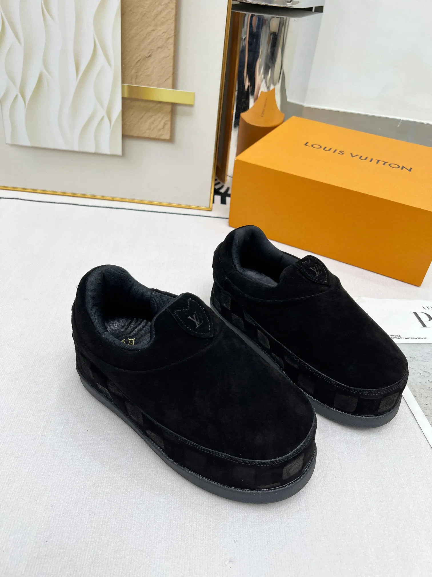 👟👟Ex-factory price 660👟👟 louis vuitton (Louis Vuitton/lv)🔍Autumn and winter~Ugly little chubby, new shoe style YETI🔥🔥🔥🔥 Super street-style bread shoes are here! ! ! Chubby is so cute~💞 What a great tool for showing off slim legs! The inner height is increased by 5 cm, the legs are longer and thinner, and the beef tendon bottom is super comfortable, suitable for couples 💞💞💞💞 Fabric: imported high mercerized ox velvet embossed craftsmanship Number of yards: 35-45 yards (46🉑custom-made, non-returnable)